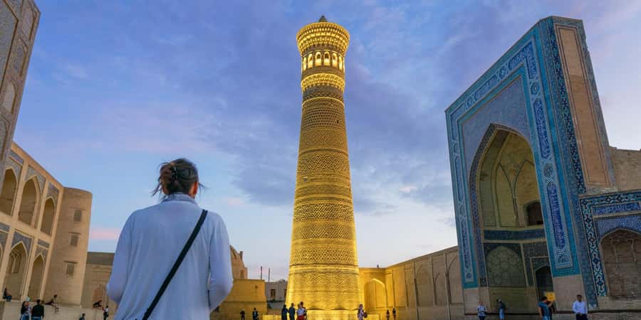 A Group Walking Tour Of Old Town - Key points at a glance