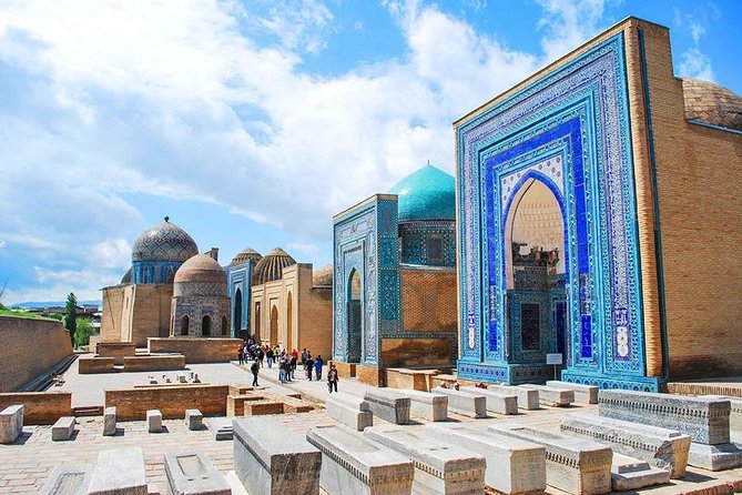 Samarkand day trip - Bibi Khanum Mosque and Siyab Bazaar show two sides of the city