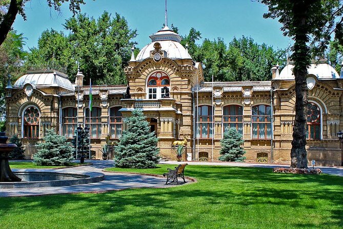 Tashkent Walking & Food Tour: Highlights + Local Flavors - What the guides add to the experience