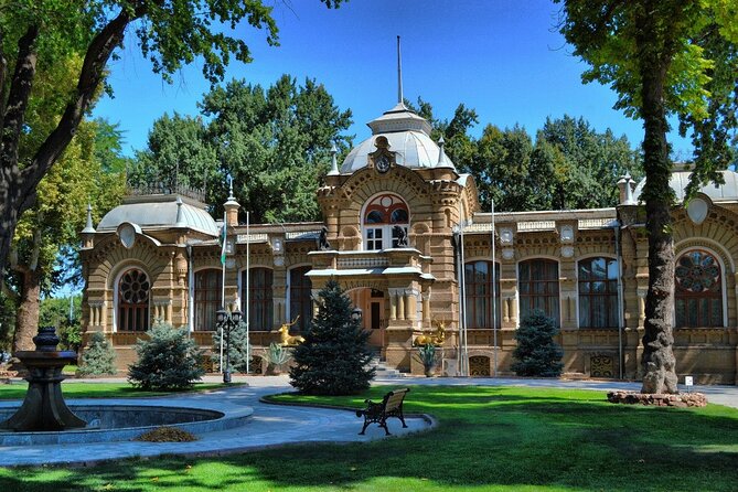 Tashkent Walking Tour - Amir Timur Square and the changing face of the capital